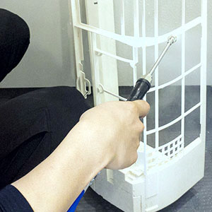 エアコン本体カバーを手洗いする様子